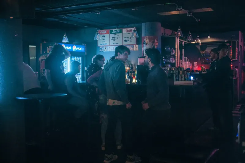 Le bar du Tympan, dans la pénombre, un soir de concert