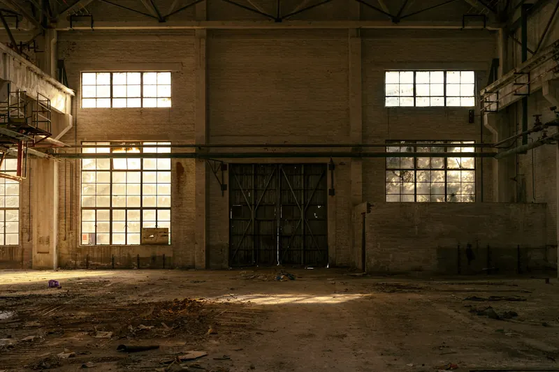 La halle des fours en 2009, vide, avant les travaux